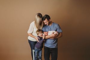 newborn family session, mom, dad, sibling